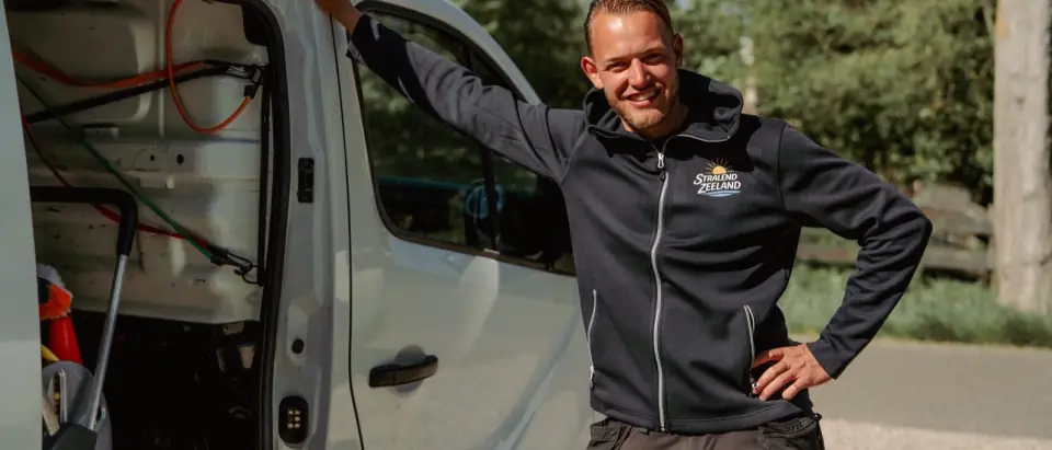 Ivo van Stralend Zeeland bij zijn bus