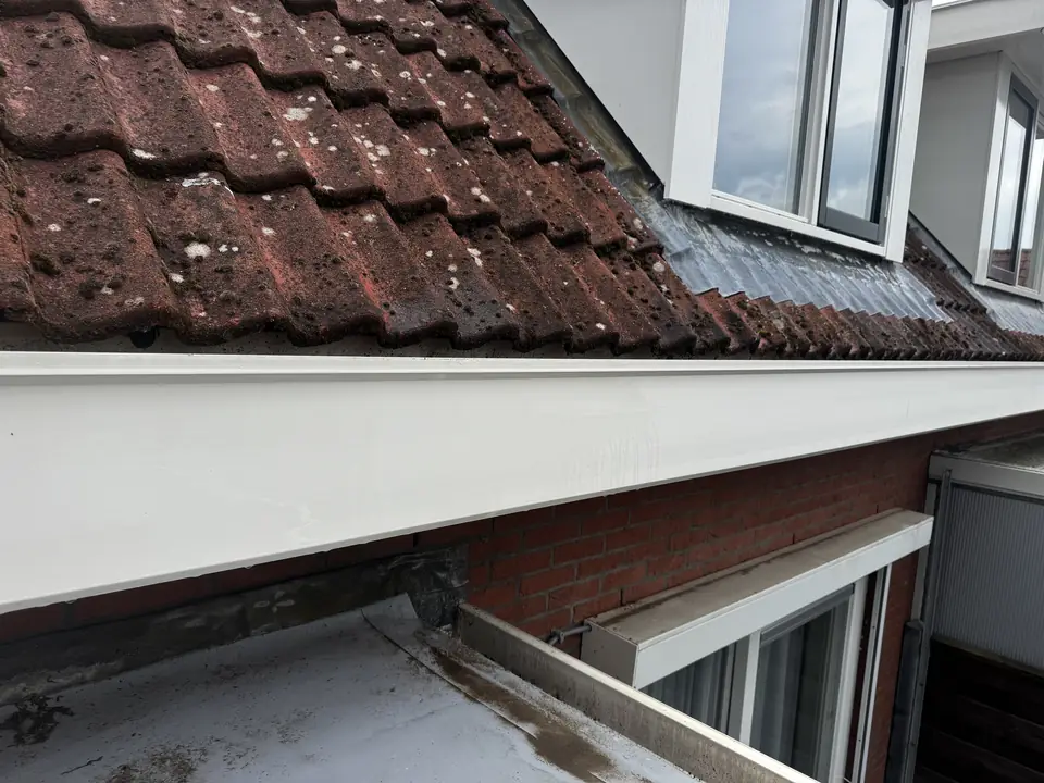 Hetzelfde boeiboord helderwit na de reiniging