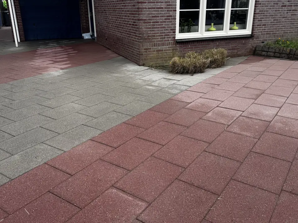 Dezelfde bestrating schoon en egaal van kleur