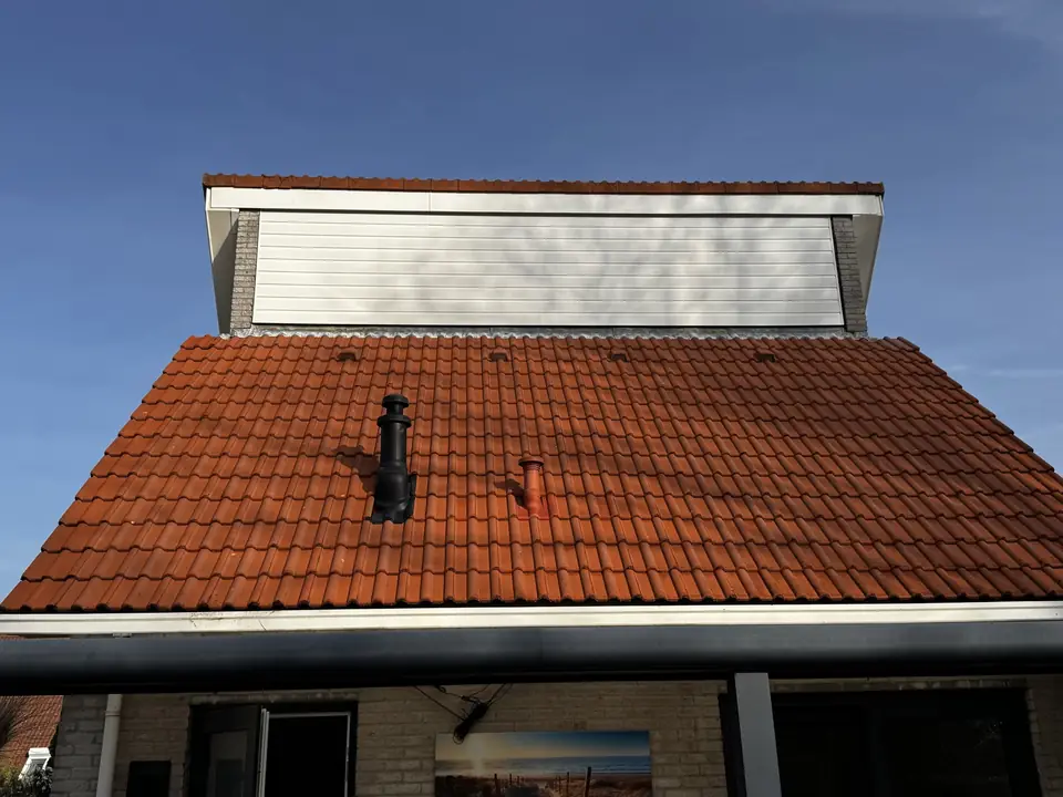 Hetzelfde dak schoon oranjerood