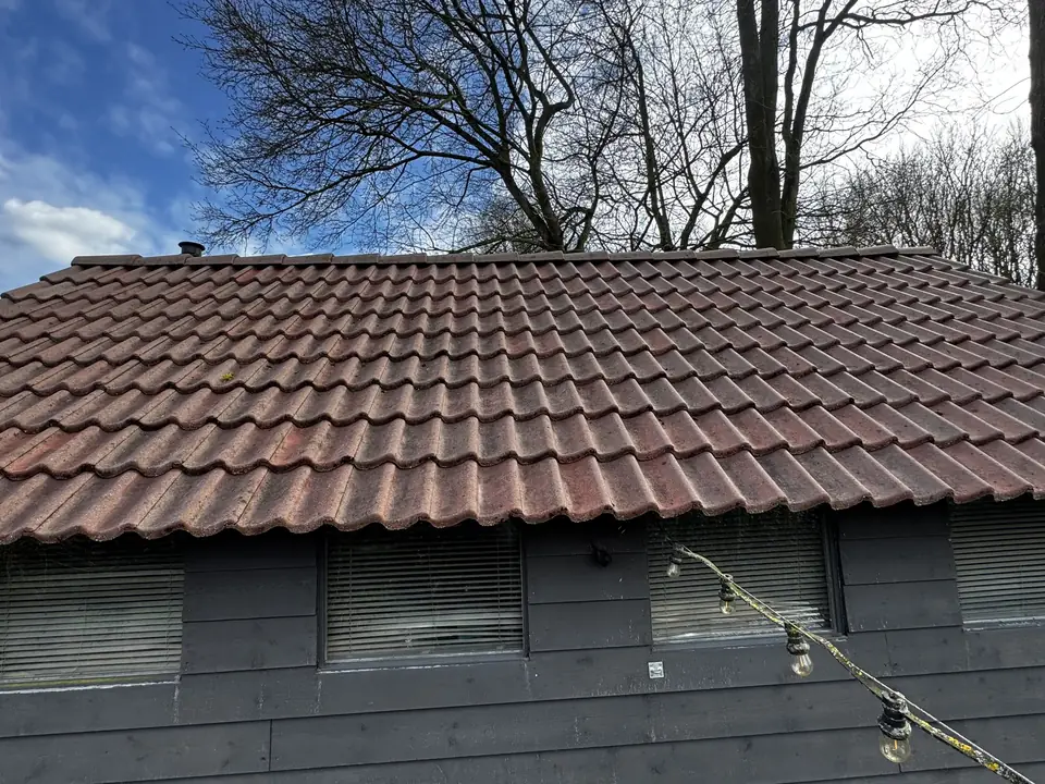 Hetzelfde dak schoon en egaal rood na de dakreiniging