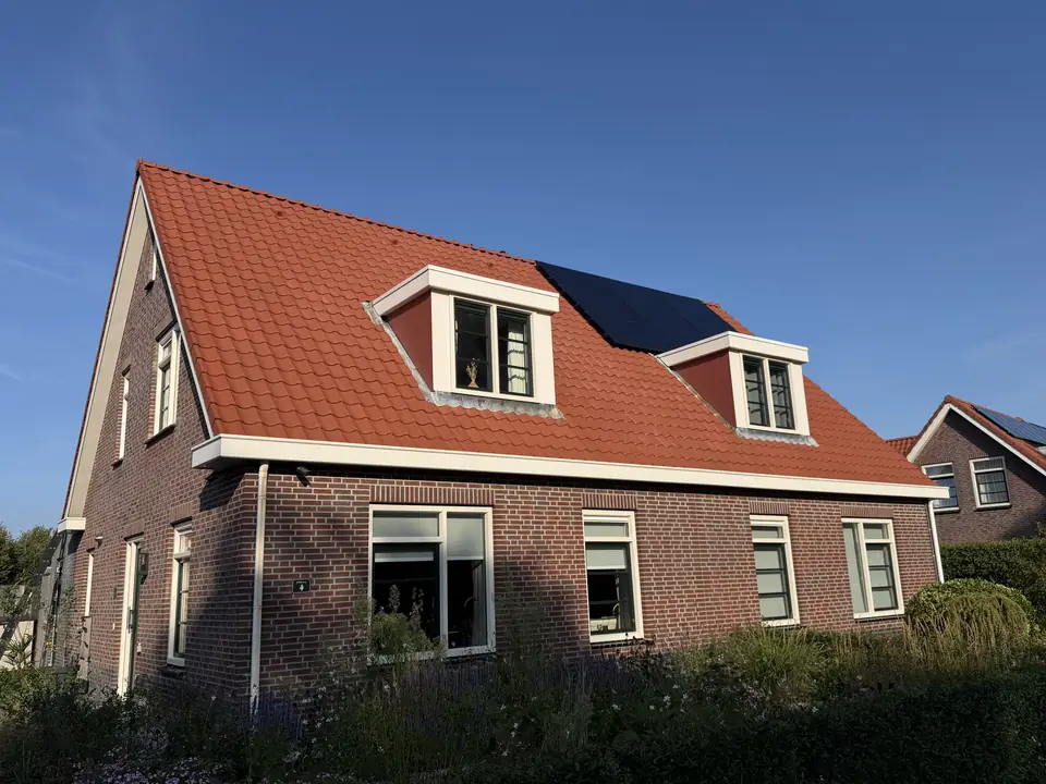 Hetzelfde dak helder en schoon na de reiniging