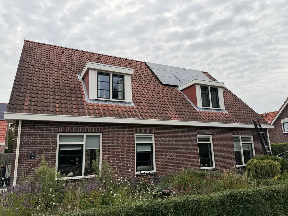 Rood pannendak dof en groenig voor de reiniging
