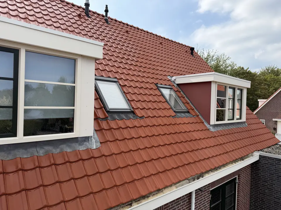 Hetzelfde dak schoon tussen de dakkapellen