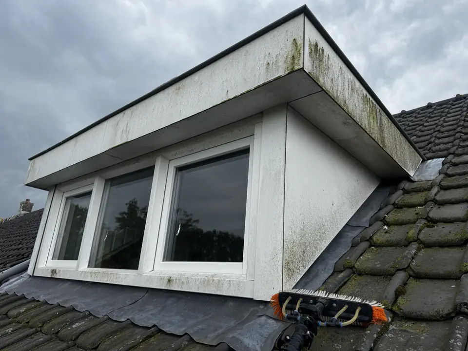 Dakkapel met groene strepen op het boeiboord