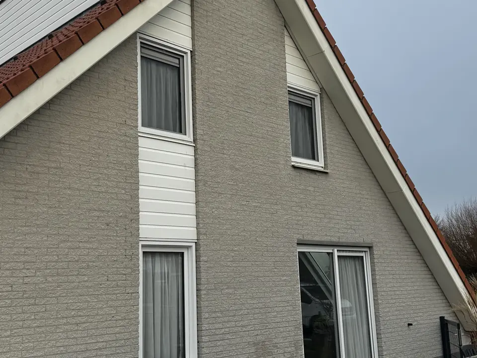 Dezelfde gevel licht en schoon