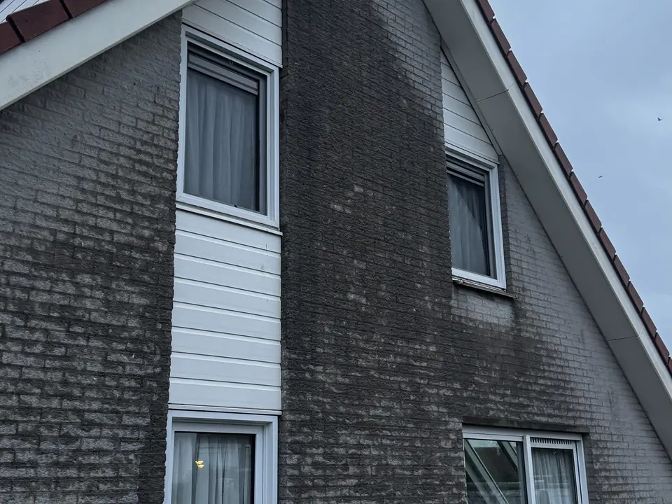Gevel grauw en donker van aanslag