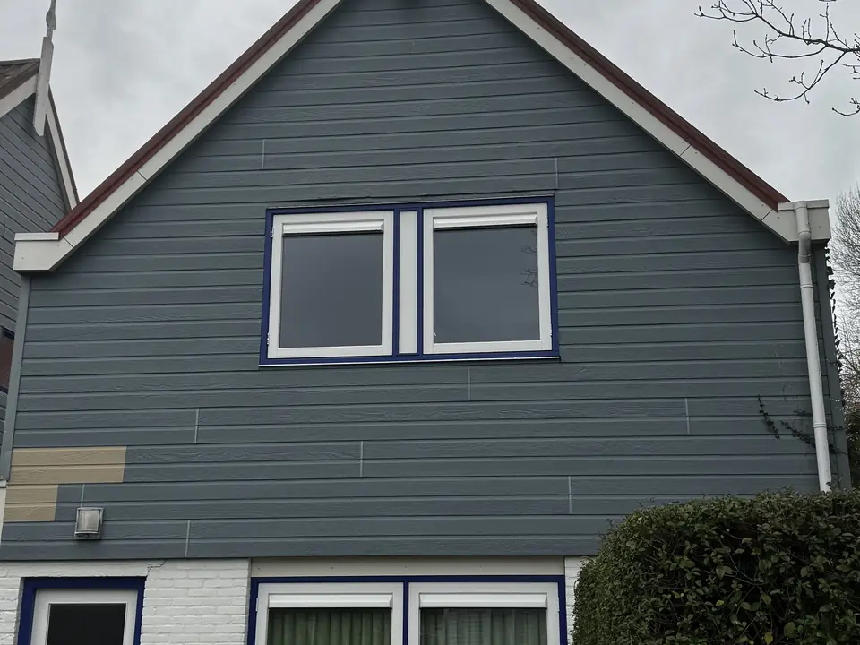 Dezelfde gevel en boeidelen schoon