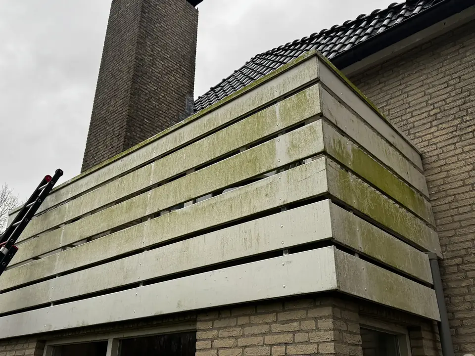 Overstek en bekleding met groene strepen